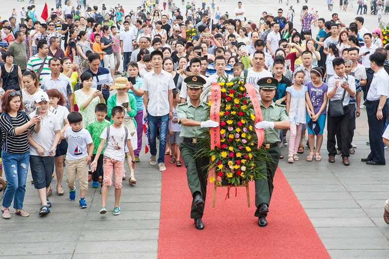 开挖机，坐游艇、飞机 UED在线官网网页版(中国)唯一官方网站智能开展员工家属开放日活动
