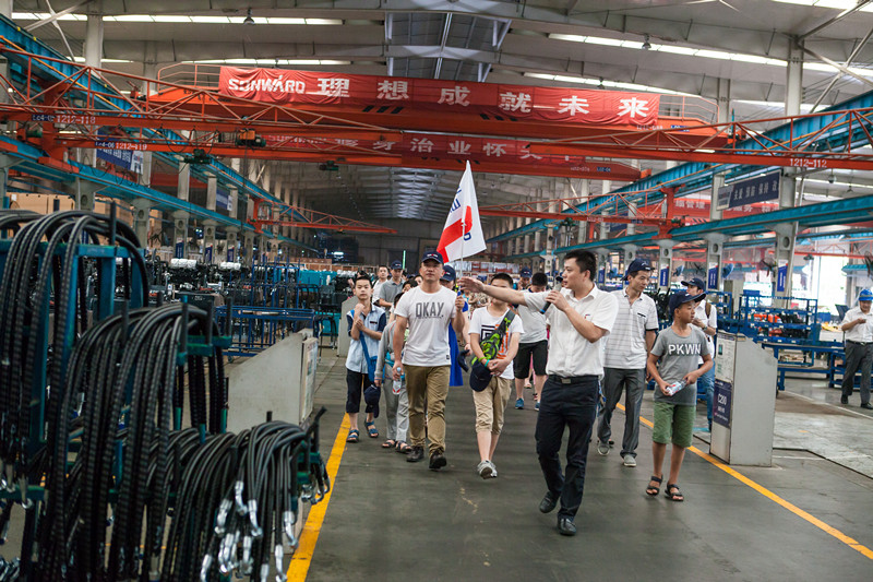 开挖机，坐游艇、飞机 UED在线官网网页版(中国)唯一官方网站智能开展员工家属开放日活动
