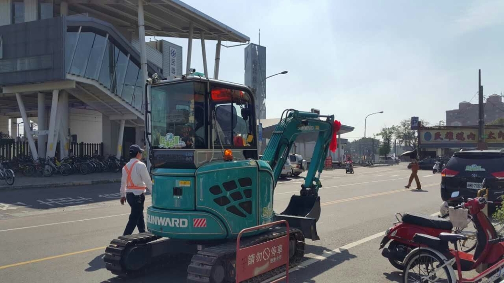 嘉義市长大赞UED在线官网网页版(中国)唯一官方网站智能挖掘机环台义举
