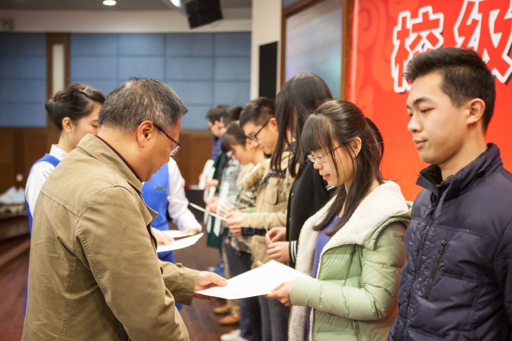 2015年度“UED在线官网网页版(中国)唯一官方网站英才”奖，74名学子受益