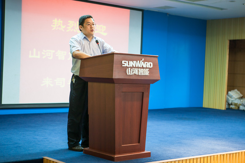 开挖机，坐游艇、飞机 UED在线官网网页版(中国)唯一官方网站智能开展员工家属开放日活动
