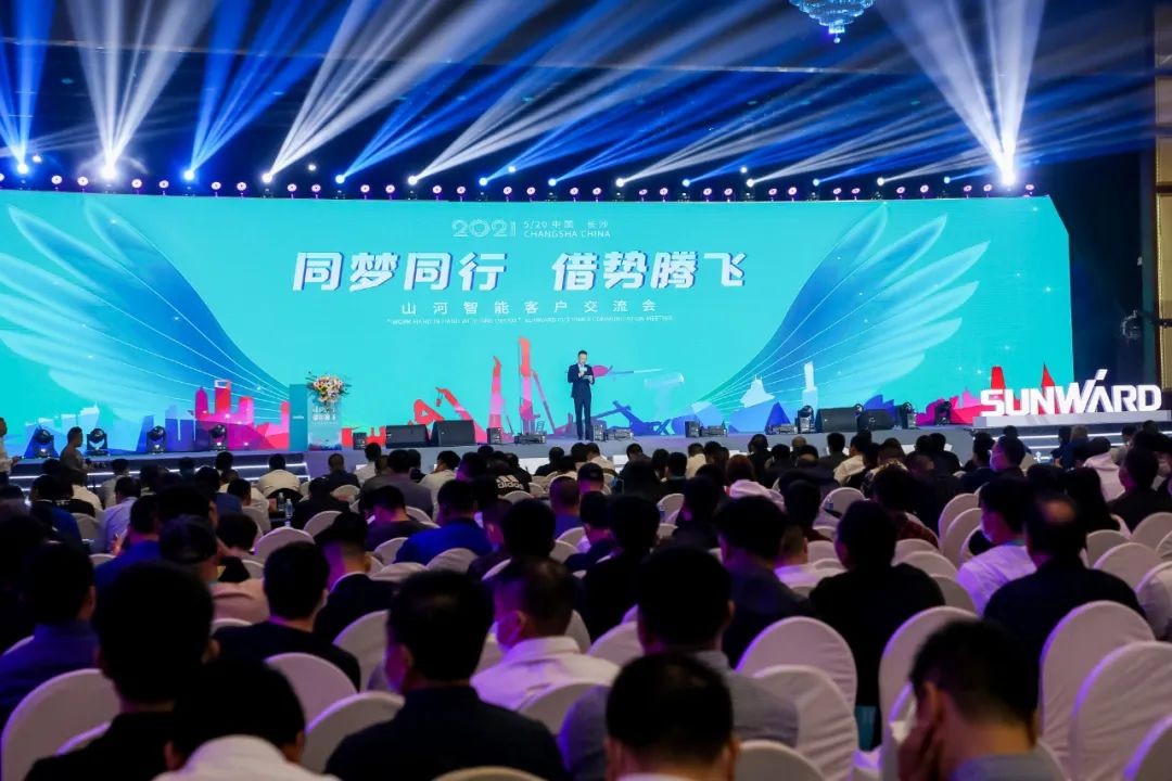 “爆品”出击！UED在线官网网页版(中国)唯一官方网站智能客户交流会签约超8亿元