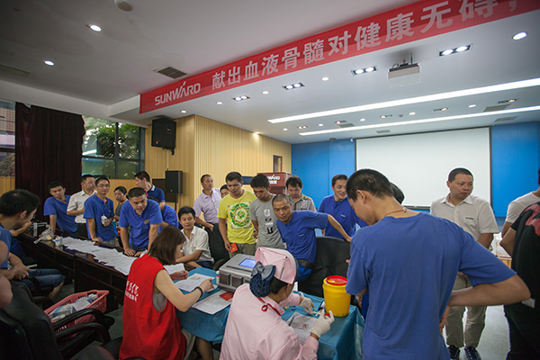 UED在线官网网页版(中国)唯一官方网站智能百余员工 冒雨争相献血