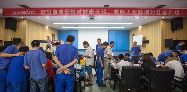 UED在线官网网页版(中国)唯一官方网站智能百余员工 冒雨争相献血