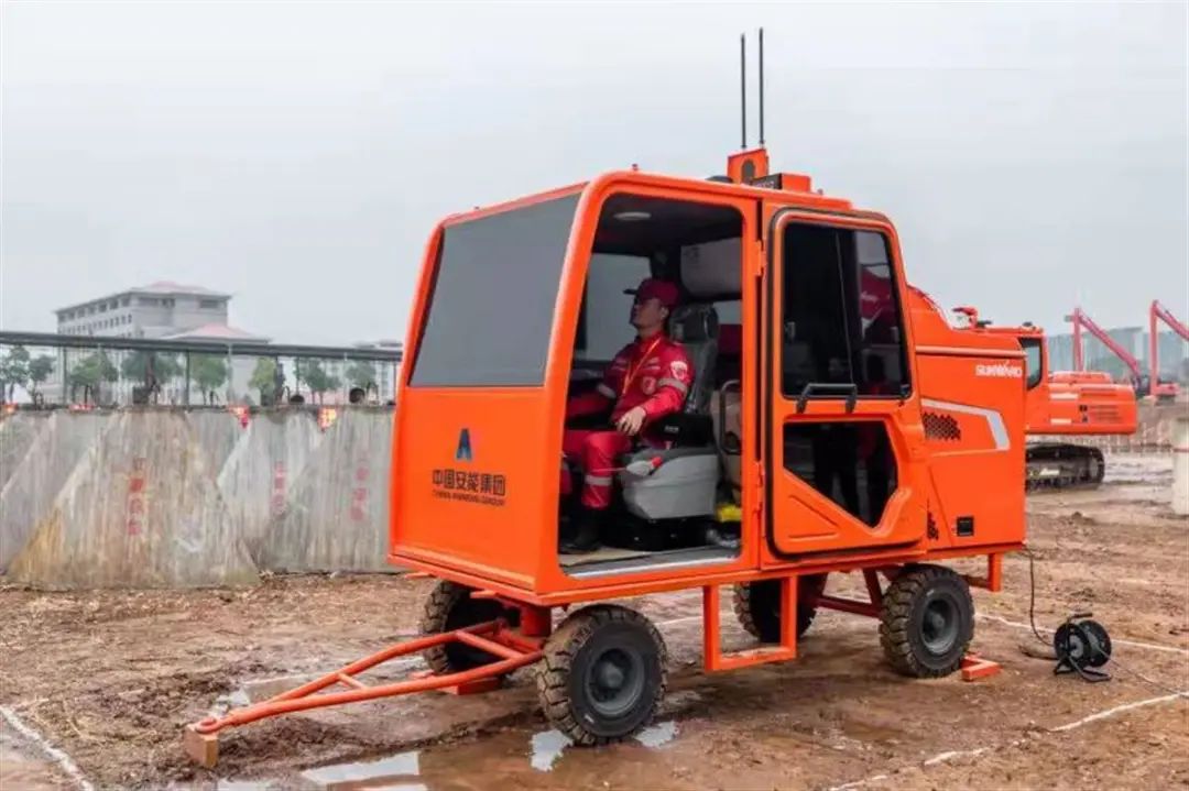 表现亮眼引关注!UED在线官网网页版(中国)唯一官方网站智能5G远程遥控挖掘机现身湖北省自然灾害工程应急救援基地