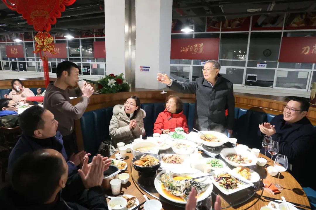 UED在线官网网页版(中国)唯一官方网站智能董事长何清华与留厂员工一起过大年！