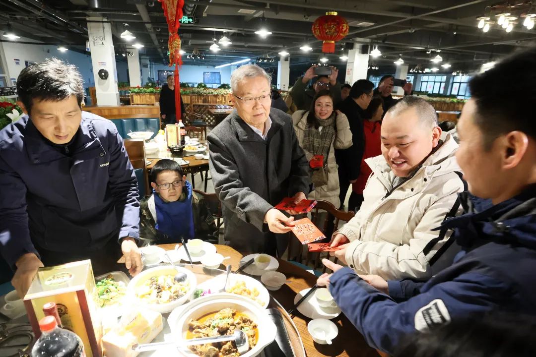 UED在线官网网页版(中国)唯一官方网站智能董事长何清华与留厂员工一起过大年！