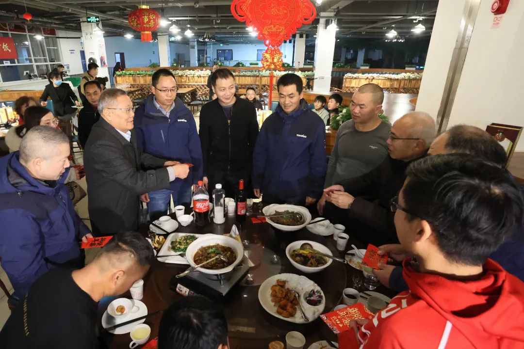 UED在线官网网页版(中国)唯一官方网站智能董事长何清华与留厂员工一起过大年！