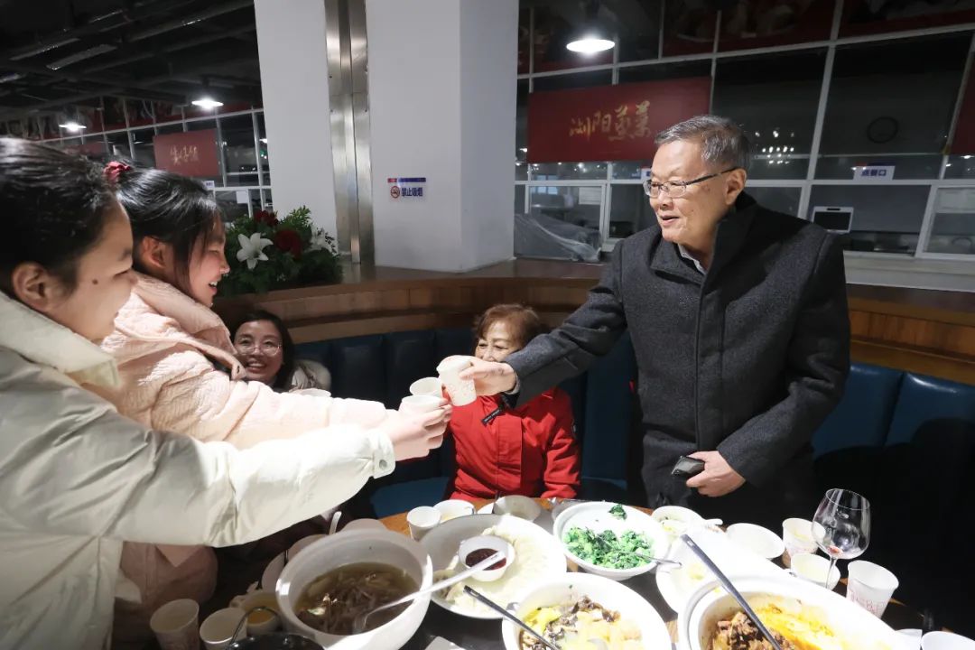 UED在线官网网页版(中国)唯一官方网站智能董事长何清华与留厂员工一起过大年！