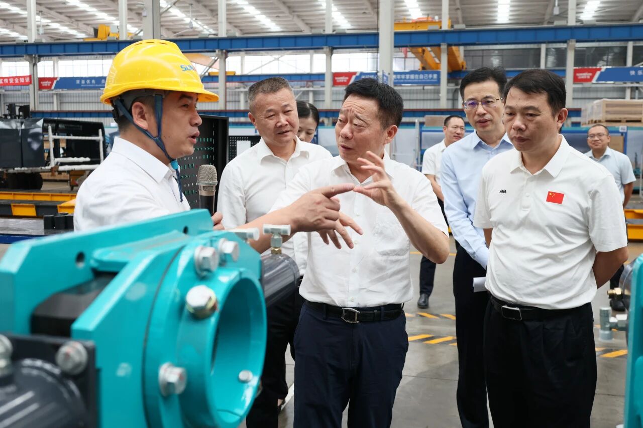湖南省政协副主席、省工程机械产业链链长何寄华调研UED在线官网网页版(中国)唯一官方网站智能