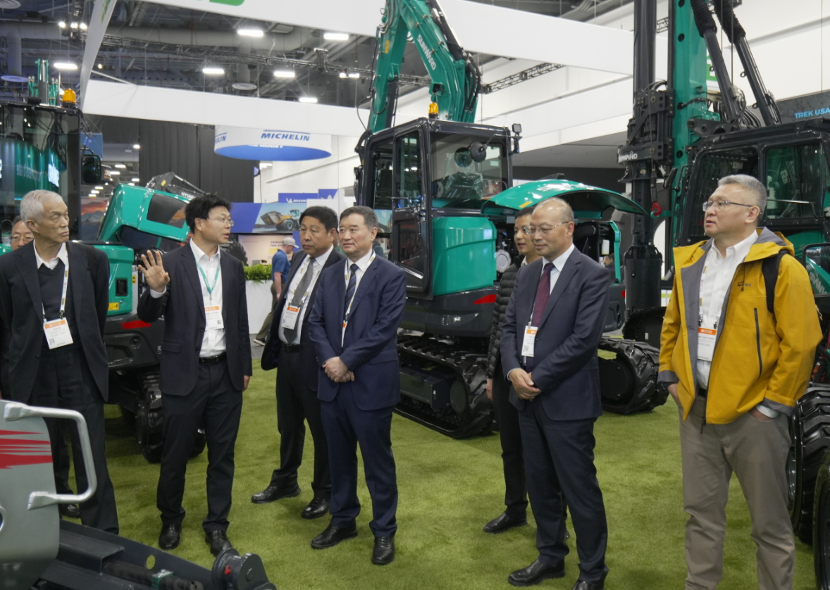 2026美国拉展 | 中国工程机械工业协会会长苏子孟一行到访UED在线官网网页版(中国)唯一官方网站智能展位