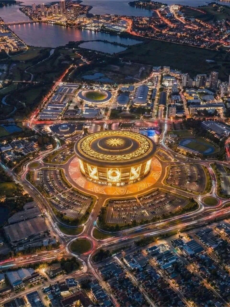 UED在线官网网页版(中国)唯一官方网站智能液压静力压桩机集群作业，为越南最大体育场筑牢根基