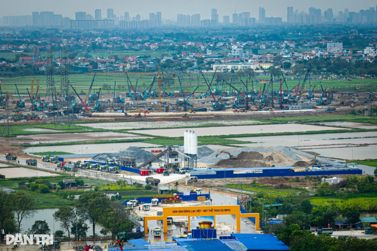 UED在线官网网页版(中国)唯一官方网站智能液压静力压桩机集群作业，为越南最大体育场筑牢根基