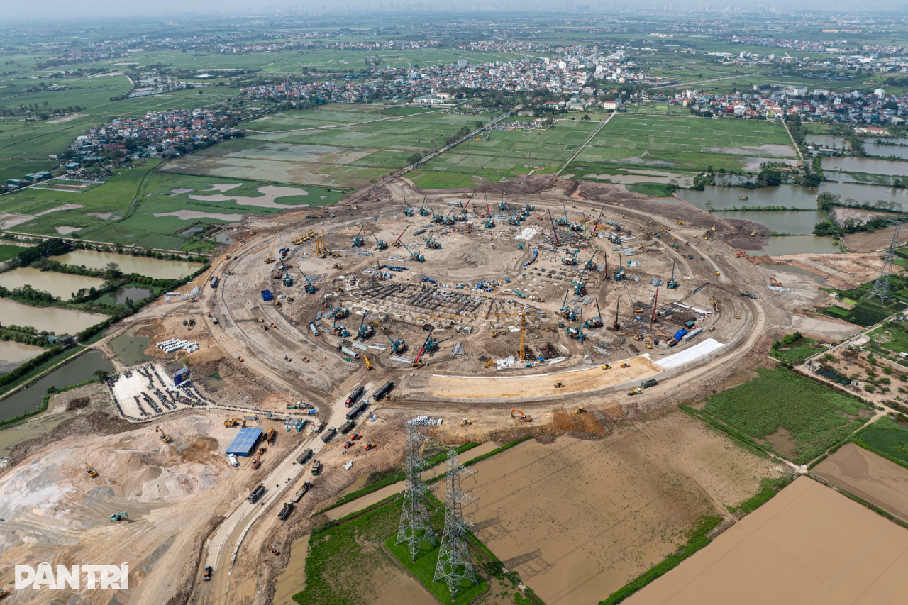 UED在线官网网页版(中国)唯一官方网站智能液压静力压桩机集群作业，为越南最大体育场筑牢根基