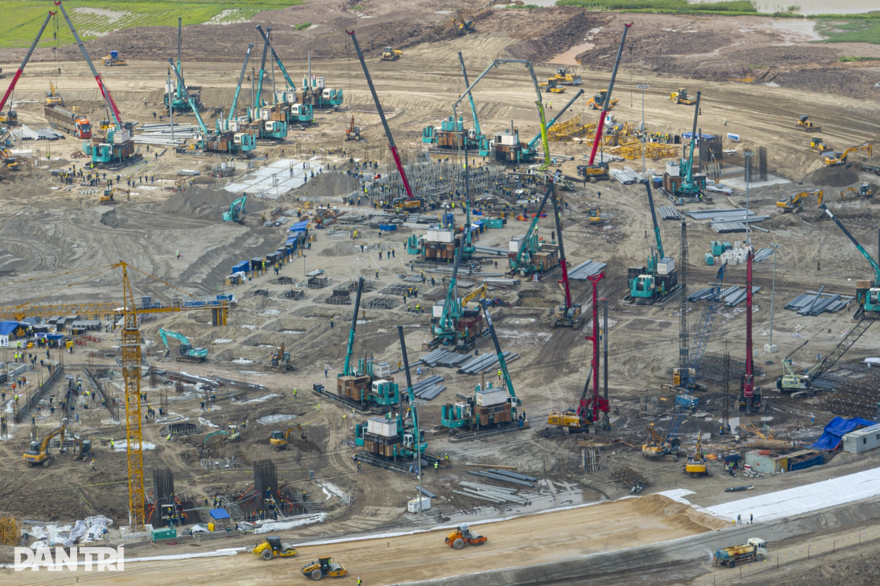 UED在线官网网页版(中国)唯一官方网站智能液压静力压桩机集群作业，为越南最大体育场筑牢根基