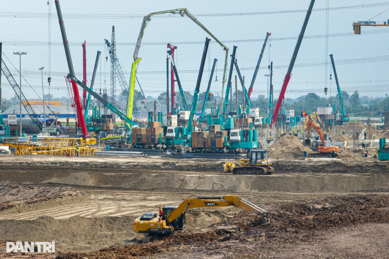 UED在线官网网页版(中国)唯一官方网站智能液压静力压桩机集群作业，为越南最大体育场筑牢根基