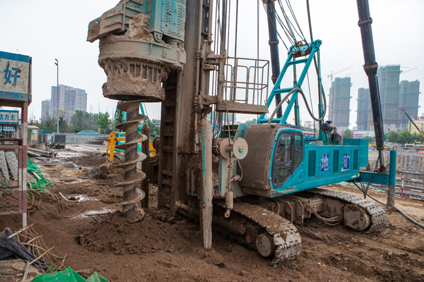 UED在线官网网页版(中国)唯一官方网站智能双动力头强力多功能钻机助力青岛都心商业中心建设