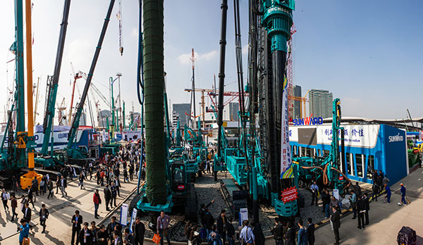 UED在线官网网页版(中国)唯一官方网站智能宝马展用创新倾倒客户，现场签单两亿元