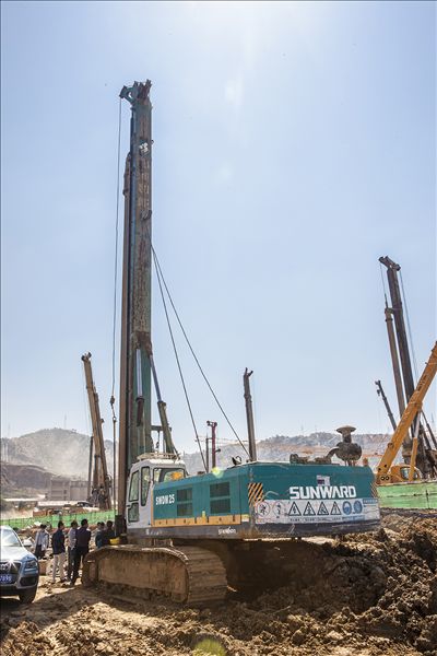 UED在线官网网页版(中国)唯一官方网站智能旋挖钻机助力昆明高铁站建设