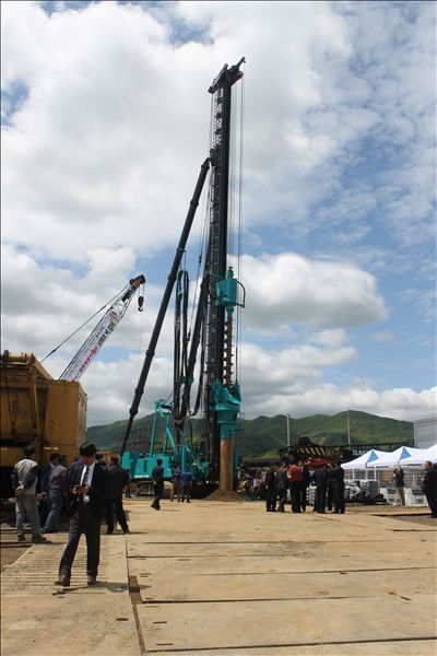 来自中国的你——UED在线官网网页版(中国)唯一官方网站智能强力多功能钻机精彩亮相韩国