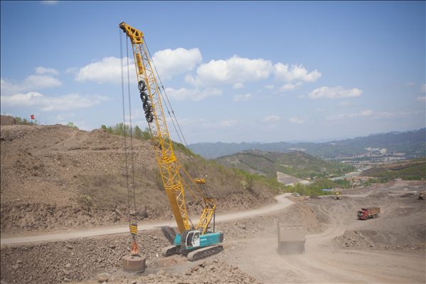 UED在线官网网页版(中国)唯一官方网站智能履带式强夯机助力承德机场建设