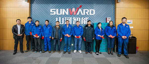 温暖！UED在线官网网页版(中国)唯一官方网站智能2017年春节慰问40名困难职工