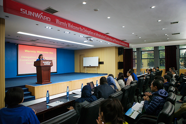 “一带一路”国家代表团到访UED在线官网网页版(中国)唯一官方网站智能，感受“大开眼界”