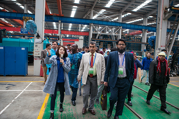 “一带一路”国家代表团到访UED在线官网网页版(中国)唯一官方网站智能，感受“大开眼界”