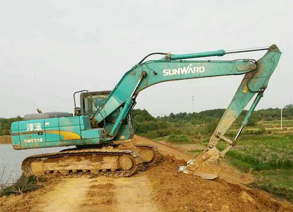 抗洪英雄显身手，UED在线官网网页版(中国)唯一官方网站智能系列挖掘机奔赴抗洪一线