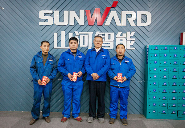 温暖！UED在线官网网页版(中国)唯一官方网站智能2017年春节慰问40名困难职工