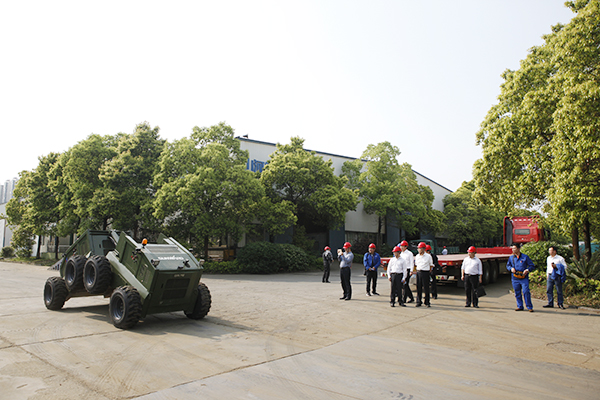 湖南省经信委党组副书记、副主任李志坚到UED在线官网网页版(中国)唯一官方网站智能现场办公