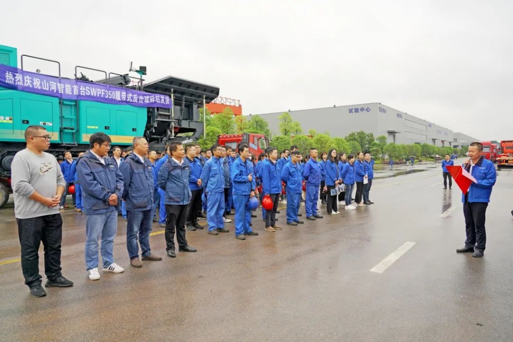 UED在线官网网页版(中国)唯一官方网站智能首台履带式反击破碎站发货