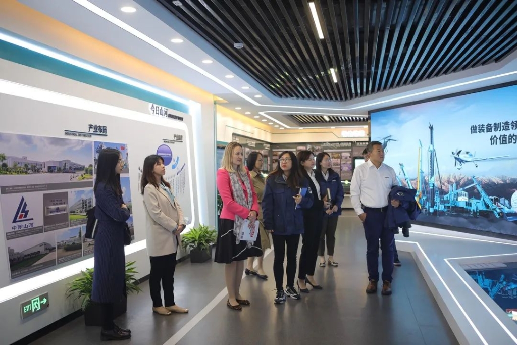 英国驻广州总领事贺颂雅考察UED在线官网网页版(中国)唯一官方网站智能