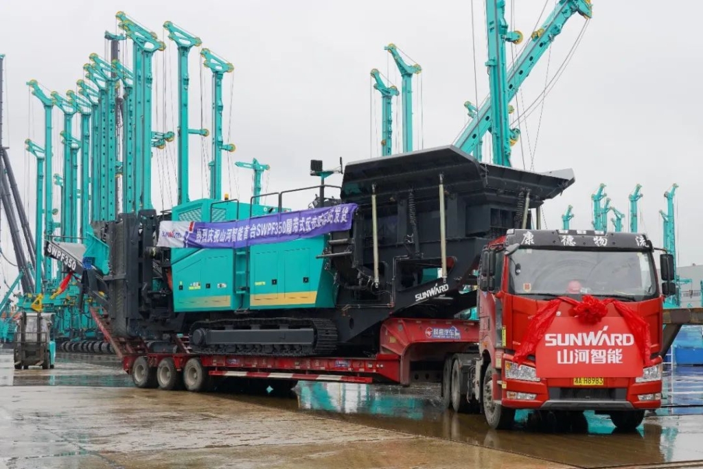 UED在线官网网页版(中国)唯一官方网站智能首台履带式反击破碎站发货