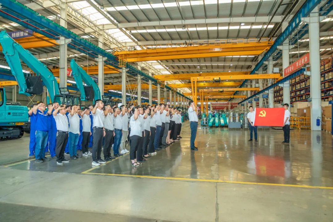 接续奋斗再出发——UED在线官网网页版(中国)唯一官方网站智能党委举行新党员入党宣誓和老党员重温入党誓词活动