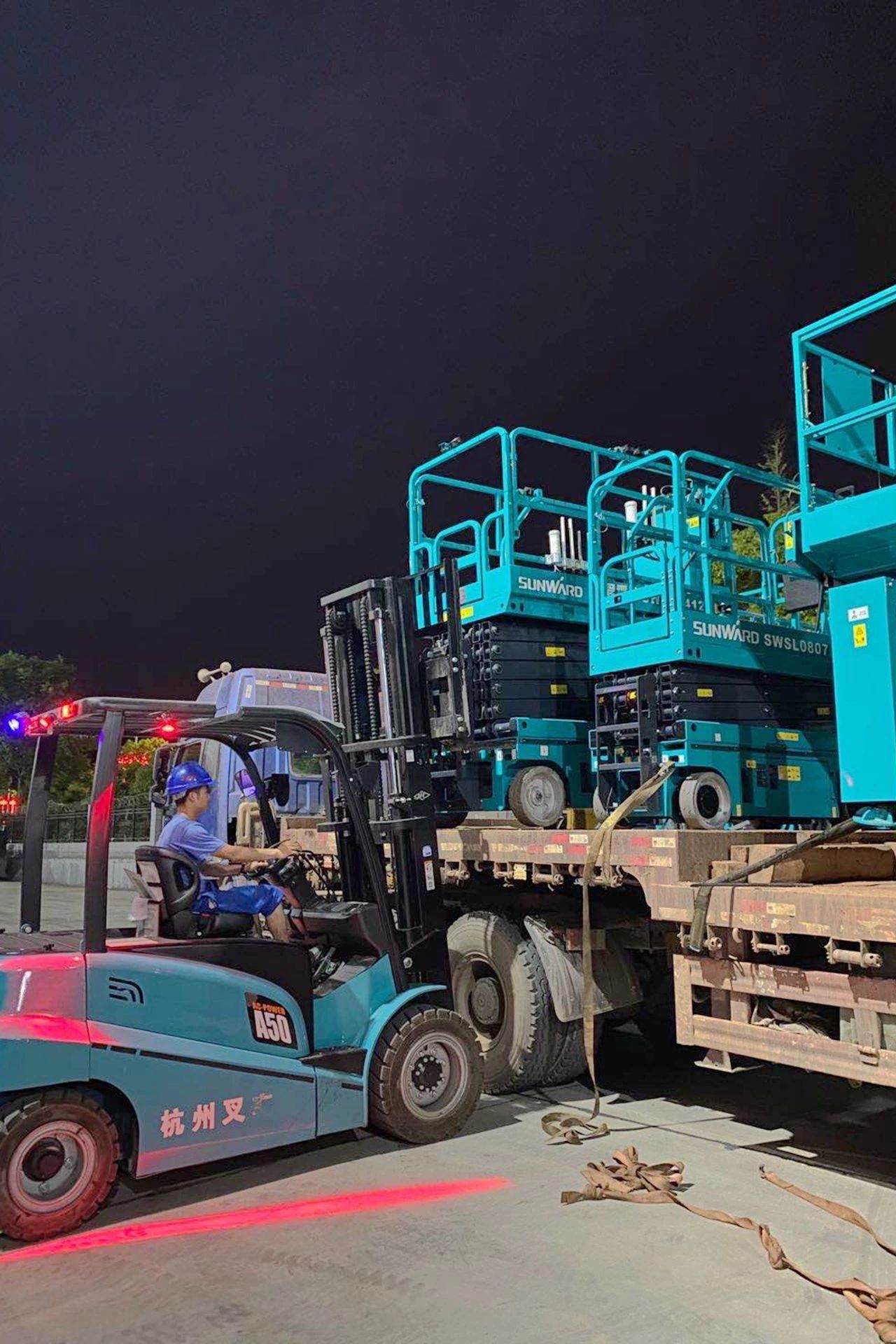 UED在线官网网页版(中国)唯一官方网站智能“蓝精灵”们在平凡岗位的坚守与奉献