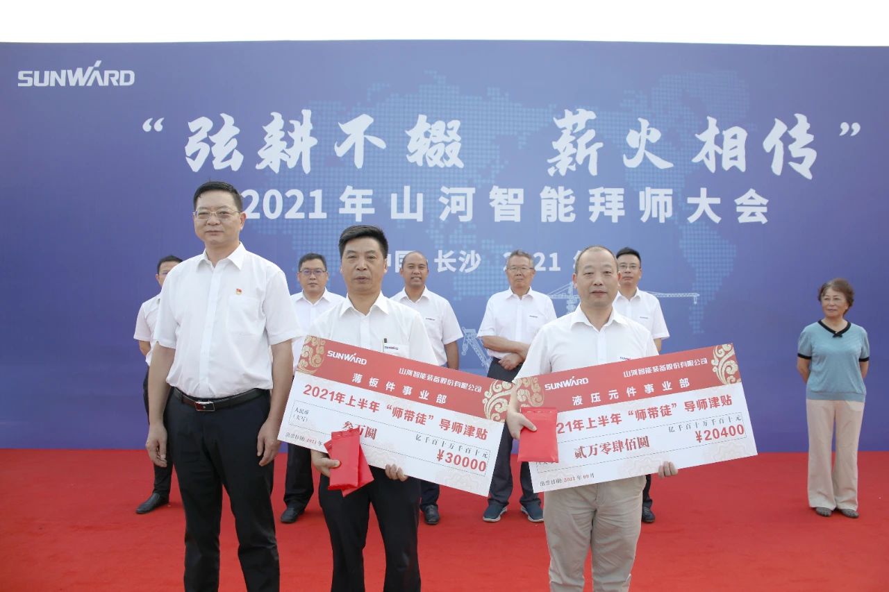 百人齐聚拜师恩 | UED在线官网网页版(中国)唯一官方网站智能“传帮带”人才培养模式为公司发展积蓄力量