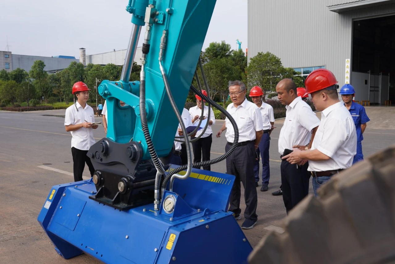 国内首台！UED在线官网网页版(中国)唯一官方网站智能15吨级轮履两用开带机成功下线