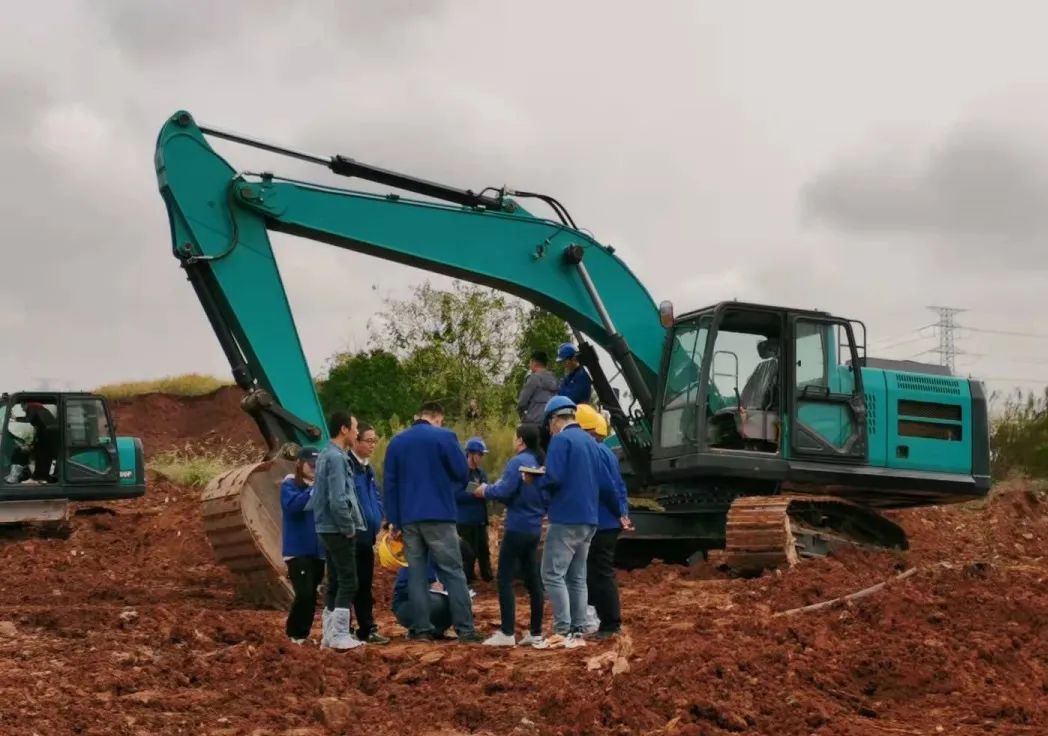 一起来“找茬”！10位“超级体验官”试驾UED在线官网网页版(中国)唯一官方网站智能最新“F系列”挖掘机