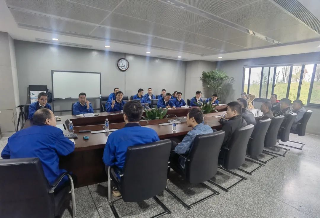 一起来“找茬”！10位“超级体验官”试驾UED在线官网网页版(中国)唯一官方网站智能最新“F系列”挖掘机