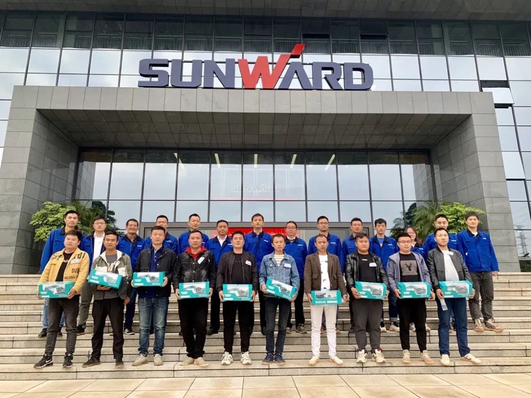 一起来“找茬”！10位“超级体验官”试驾UED在线官网网页版(中国)唯一官方网站智能最新“F系列”挖掘机