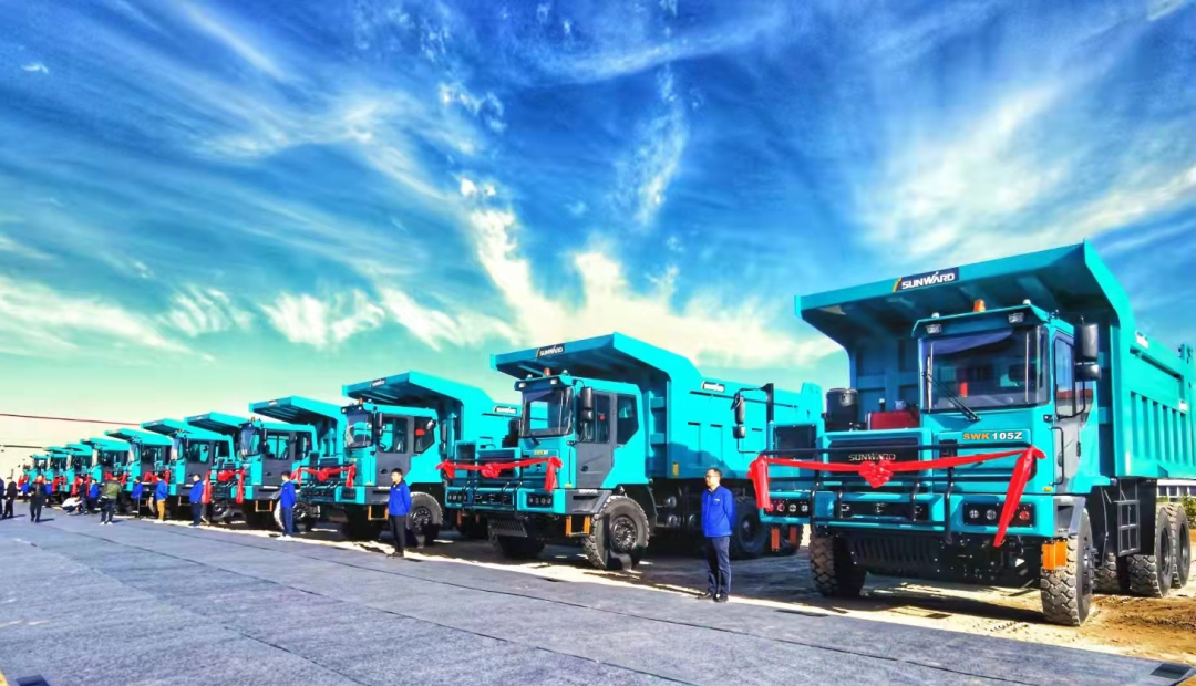 高配置、智能化……UED在线官网网页版(中国)唯一官方网站智能高端定制AT版105吨级宽体矿卡成功下线