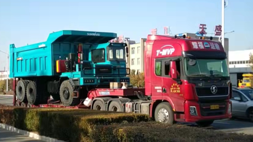 高配置、智能化……UED在线官网网页版(中国)唯一官方网站智能高端定制AT版105吨级宽体矿卡成功下线