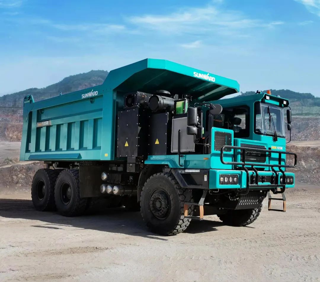 新能源，长续航！UED在线官网网页版(中国)唯一官方网站智能首台LNG增程式宽体矿卡下线交付