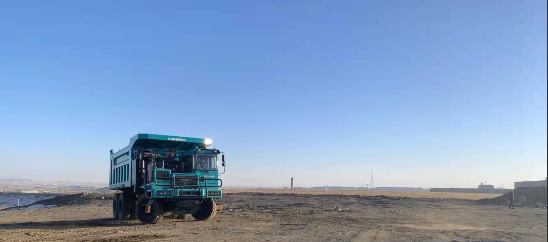 新能源，长续航！UED在线官网网页版(中国)唯一官方网站智能首台LNG增程式宽体矿卡下线交付