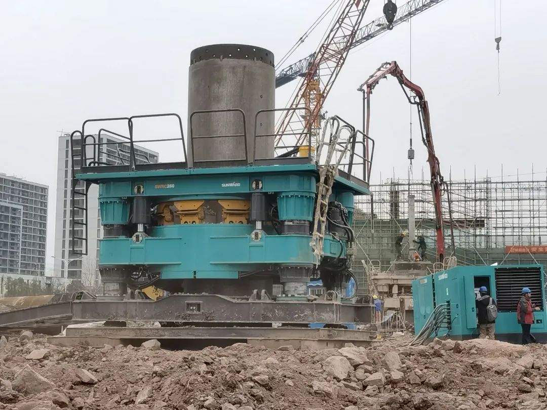 利器出击!UED在线官网网页版(中国)唯一官方网站智能SWRC260全回转全套管钻机成功完成首钻