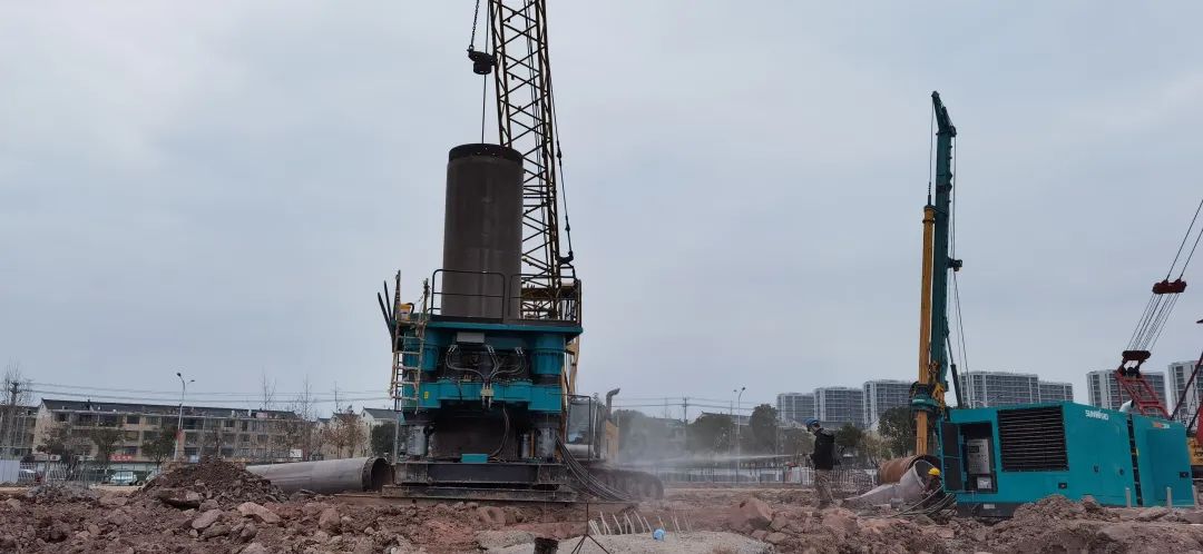 利器出击!UED在线官网网页版(中国)唯一官方网站智能SWRC260全回转全套管钻机成功完成首钻