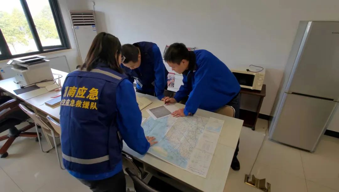 火情就是命令!湖南航空应急救援队UED在线官网网页版(中国)唯一官方网站机组展现“UED在线官网网页版(中国)唯一官方网站速度”