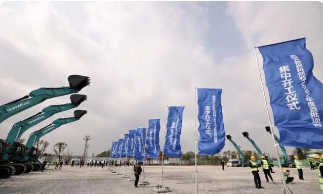 UED在线官网网页版(中国)唯一官方网站智能挖掘机亮相贵阳大数据科创城项目开工仪式