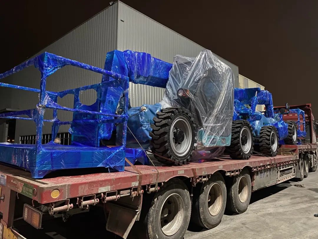 伸缩臂叉装车发往塞尔维亚!UED在线官网网页版(中国)唯一官方网站智能持续助力“一带一路”建设